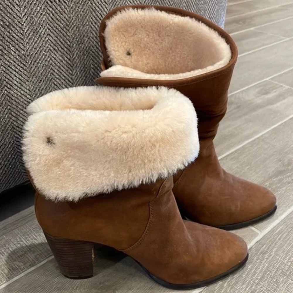 Like New, Ugg Women’s Layna Genuine Sherling Leather Cuff  Boots 1005955 - Picture 6 of 8